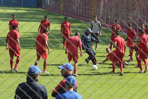 El entrenador Gustavo Machaín, reformuló el plan de visitas de los escarlatas (Foto Prensa Libre: Norvin Mendoza)