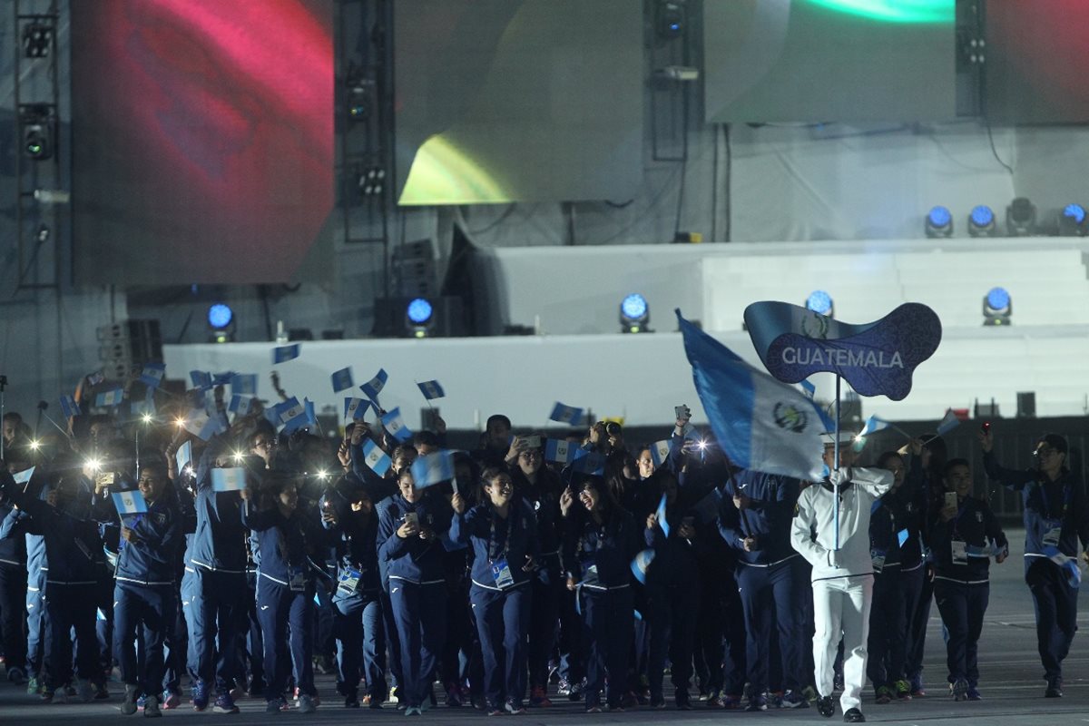 Thomas Blossbach encabeza la delegación de Guatemala en el desfile de inauguración de Barranquilla 2018. (Foto Prensa Libre: Cortesía ACD)