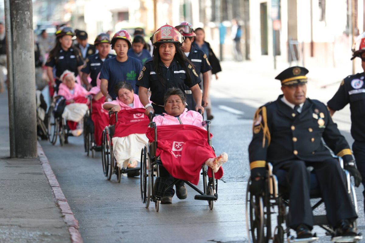 Bomberos apoyan a enfermos que peregrina a la Parroquia Santo Domingo para visitar a la Virgen del Rosario. (Foto Prensa Libre: Carlos Hernández Ovalle)