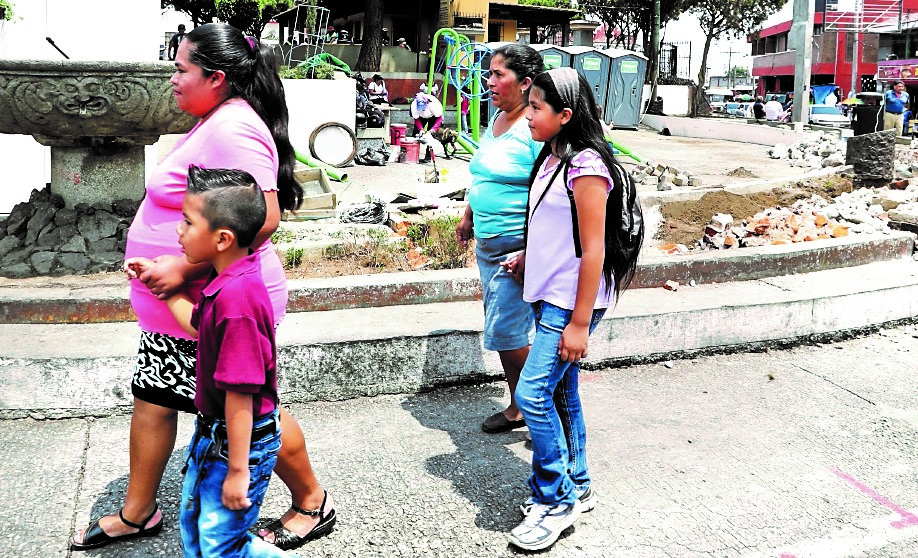 El proyecto se ejecuta frente al parque central de Mixco. (Foto Hemeroteca PL)