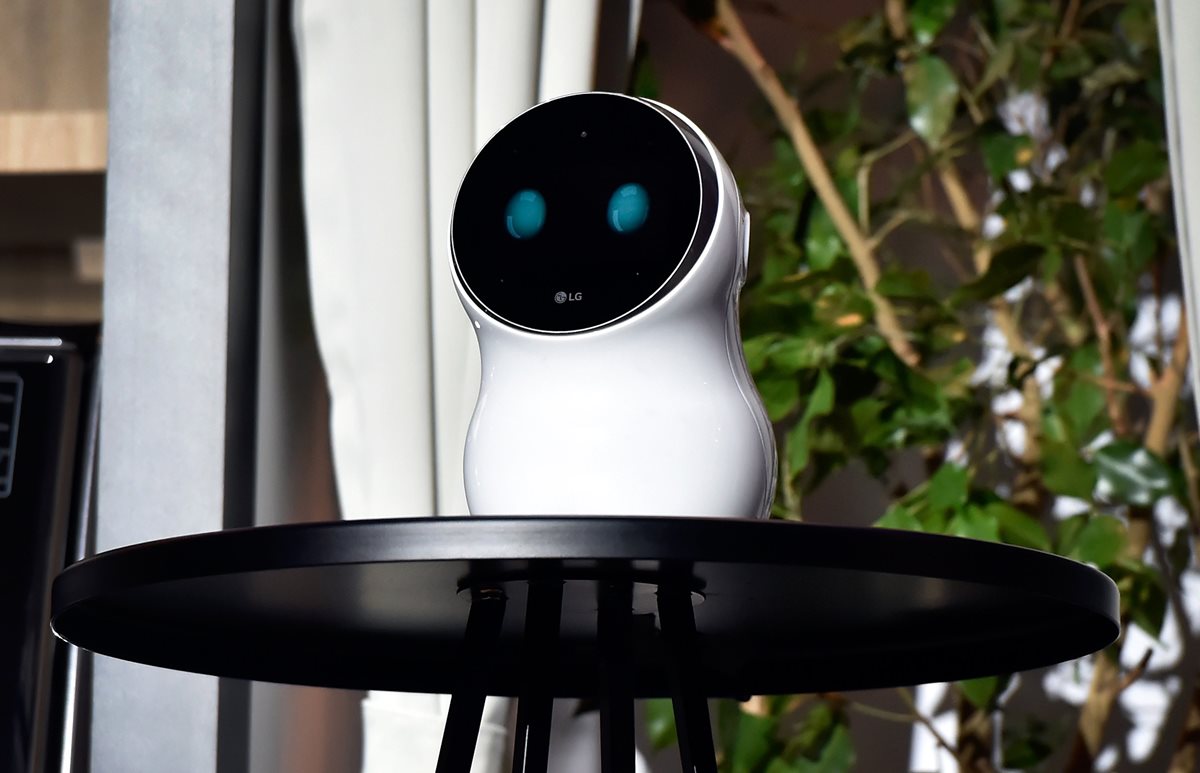 Junto a CLOi, LG ha relanzado TinQ: la plataforma de la compañía para electrodomésticos inteligentes. (Foto Prensa Libre: AFP)