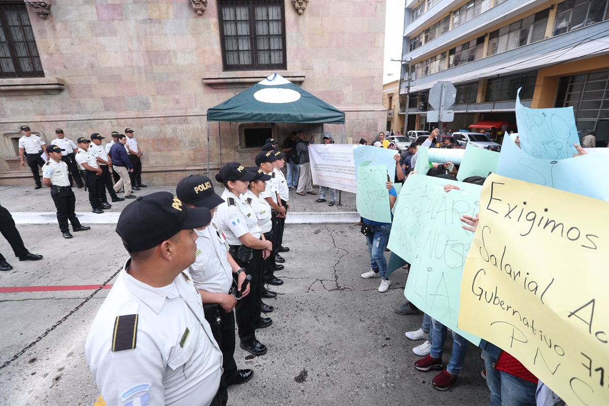 Familiares piden mejores beneficios para los agentes. Foto Prensa Libre: Óscar Rivas)