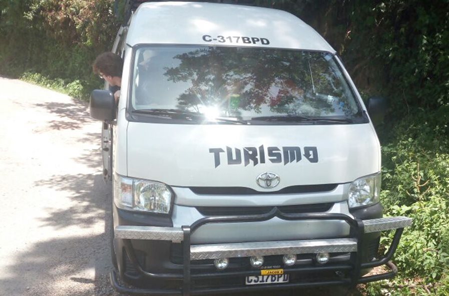 En este bus viajaban los turistas. (Foto Prensa Libre: Ángel Julajuj)