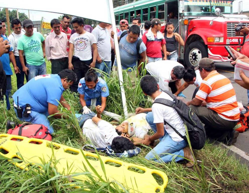 Curisoso llegan a identificar a los estudiantes, quienes fueron atropellados en la entrada a la cabecera de Retalhuleu. (Foto Prensa Libre: Rolando Miranda).