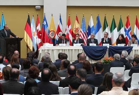 Francisco dall'anese entrega informe de labores; le acompañan funcionarios de Gobierno.