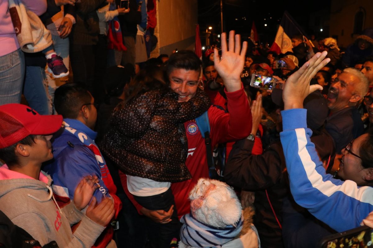 Las sonrisas no faltaron en los rostros de los jugadores, quienes se mostraron agradecidos con su público. (Foto Prensa Libre: Raúl Juárez)