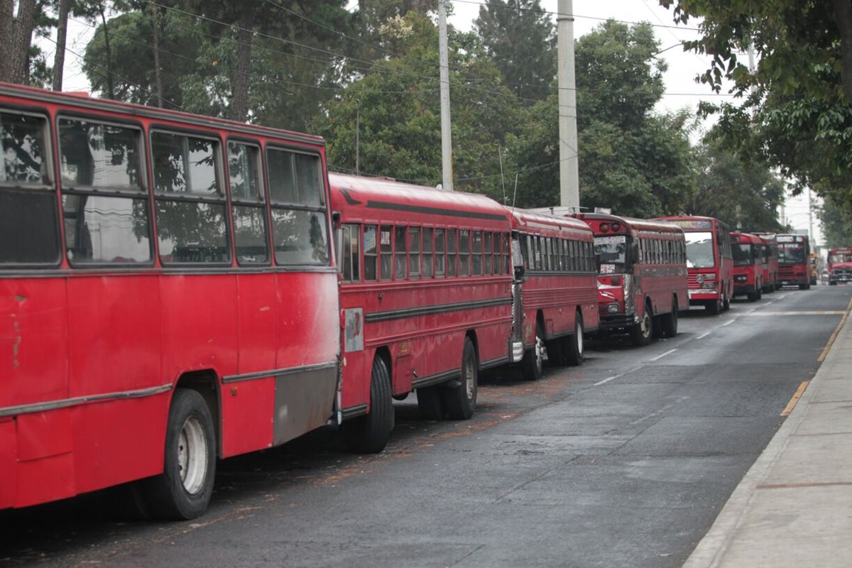 Las unidades de transporte permanecen estacionadas. Pilotos temen que ataques se repitan. (Foto Prensa Libre: Érick Ávila)