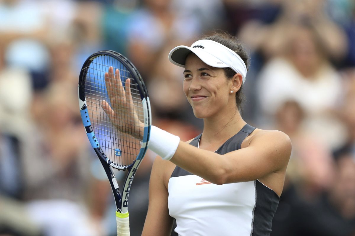 Garbiñe Muguruza luce feliz después de haber superado a la a estadounidense Alison Riske. (Foto Prensa Libre: AP)