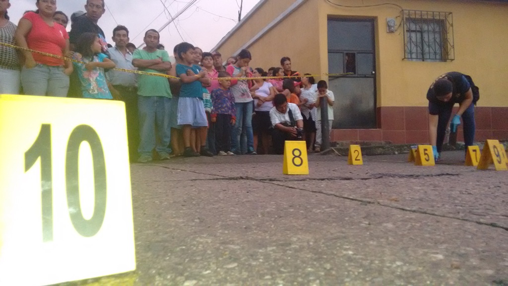 Pobladores de Cuilapa, Santa Rosa, observan cadáver de vendedor de café. (Foto Prensa Libre: Oswaldo Cardona)