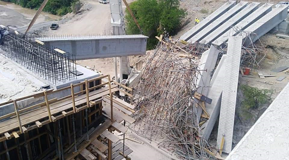 Así quedó la construcción del puente que se desplomó. (Foto: Facebook/Alexander Milián)