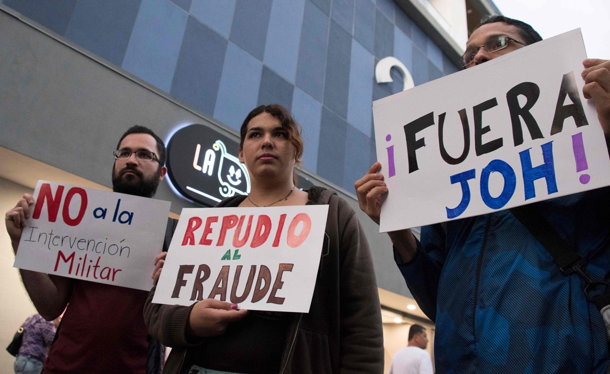 La autoridad electoral de Honduras aún no ha declarado ganador, a pesar de que el conteo final se dio como 42.98 por ciento para el actual presidente Juan Orlando Hernández y 41.38 por ciento para el rival opositor Salvador Nasralla. (Foto Prensa Libre: AFP)