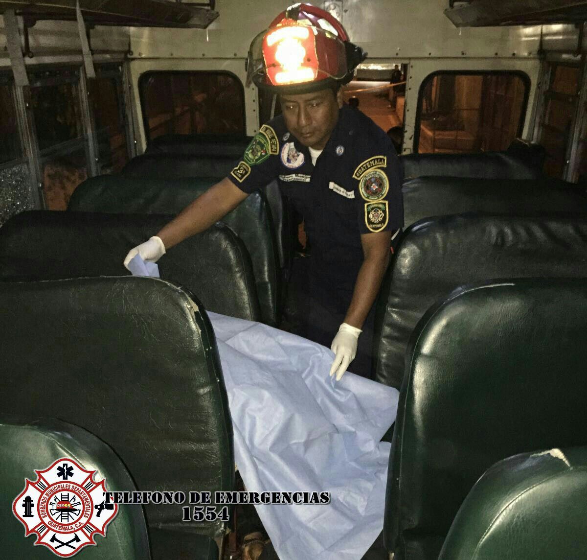 Un hombre de unos 35 años murió al intentar evitar un asalto a un bus. (Foto Prensa Libre: Bomberos Municipales Departamentales)