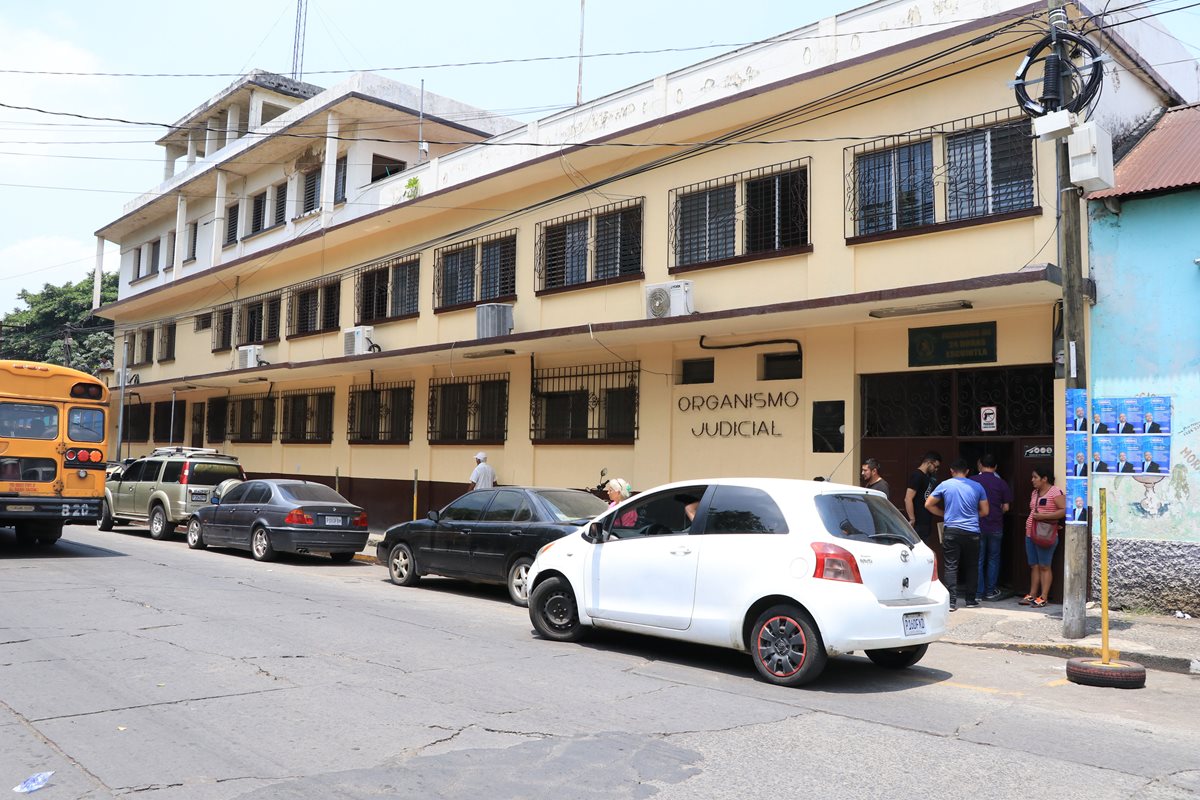 La pareja de esposos fue capturada en el parqueo de la consulta externa del Hospital Regional de Escuintla. (Foto Prensa Libre: Enrique Paredes)