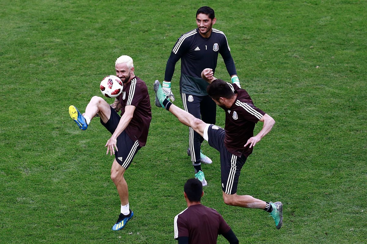 Miguel Layún y José Corona, durante el entrenamiento mexicano. (Foto Prensa Libre: AFP)