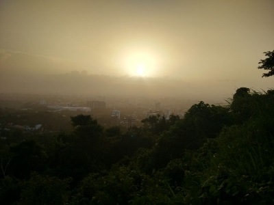 La Ciudad de Guatemala bajo los efectos de la tormenta de arena del Sahara en 2015. (Foto Prensa Libre: Hemeroteca PL).