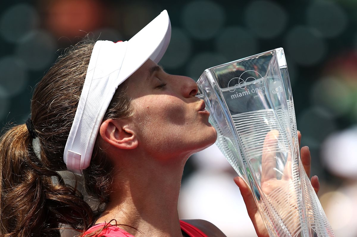 Johanna Konta festejó así después de ganar en Miami. (Foto Prensa Libre: AFP)