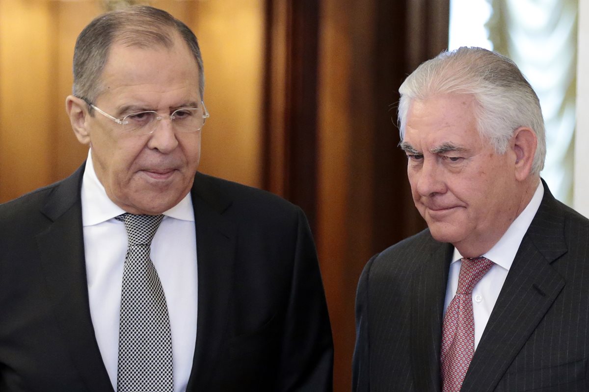 Sergey Lavrov, ministro ruso de Relaciones Exteriores, y Rex Tillerson, secretario de Estado de EE. UU. (Foto Prensa Libre: AP)