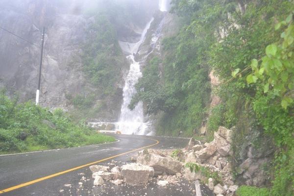 El paso entre Sololá y Panajachel, en La Catarata, fue habilitado ayer. (Foto Prensa Libre: Édgar René Sáenz).