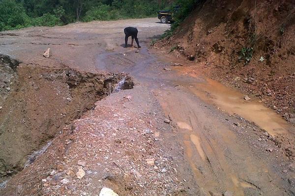 Uno de  los caminos de La Unión, Zacapa, se encuentra intransitable a causa de  deslaves y hundimientos. (Foto Prensa Libre: Julio Vargas)