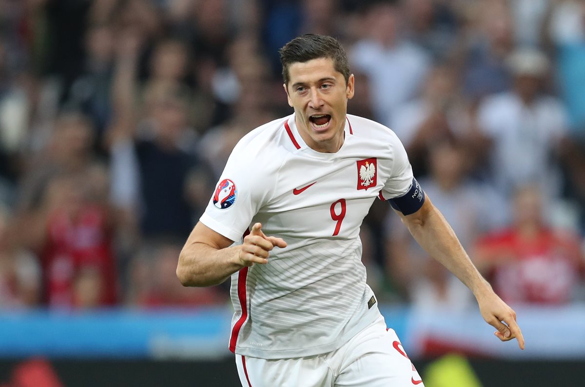 Lewandowski abrió el marcador en Marsella para los polaco e hizo historia. (Foto Prensa Libre: AP)