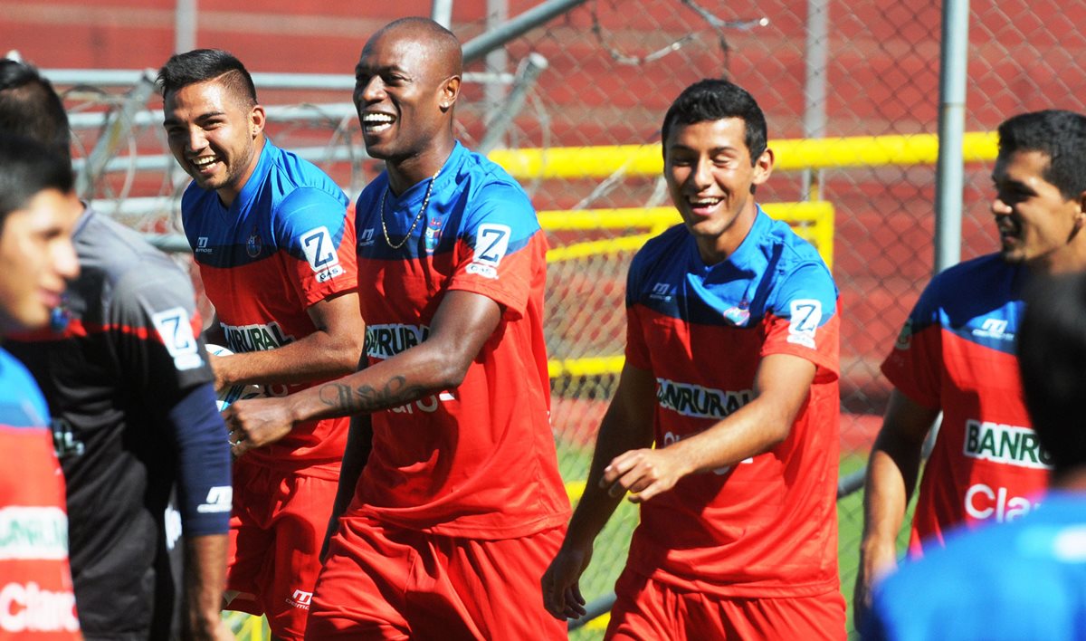 Se vivió un buen ambiente en el entrenamiento escarlata. (Foto Prensa Libre: Jeniffer Gómez)