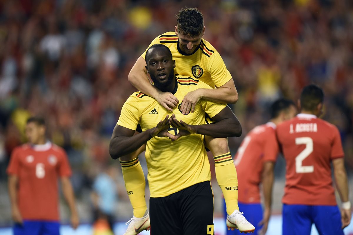 Romelu Lukaku y Dries Mertens festejan luego de una de las anotaciones de Bélgica a Costa Rica. (Foto Prensa Libre: AFP)