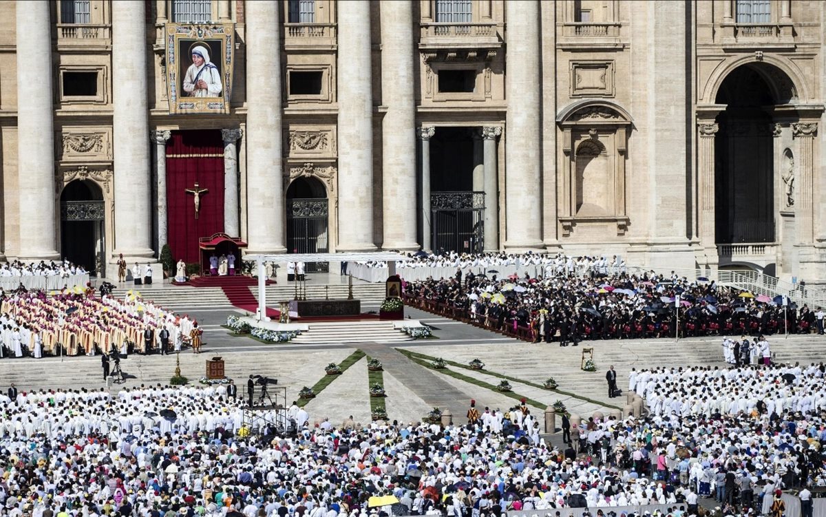 Una vista general de la Plaza de San Pedro durante la ceremonia de la canonización de la Madre Teresa de Calcuta. (Foto prensa Libre:EFE).