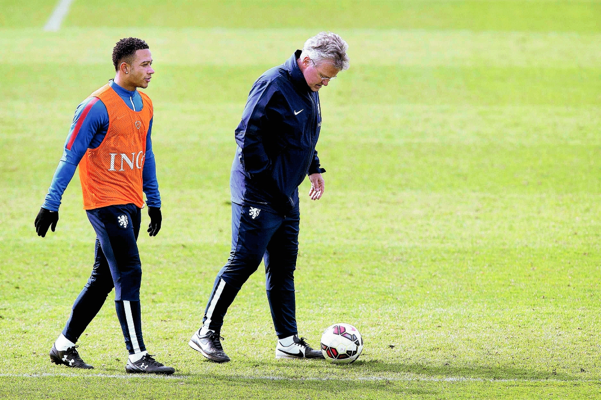 El técnico de la selección holandesa de futbol, Guus Hiddink (d), junto a su jugador, Memphis Depay, durante un entrenamiento del equipo en Katwijk, Holanda, (Foto Prensa Libre: EFE)