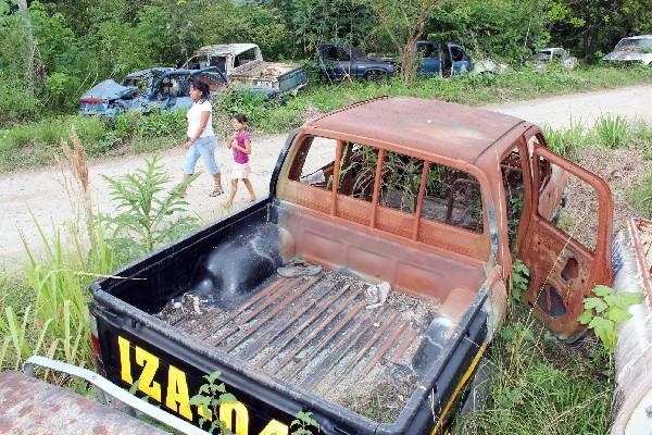 Entre los vehículos que hay en el predio de Los Amates hay varios autopatrullas de la Policía.