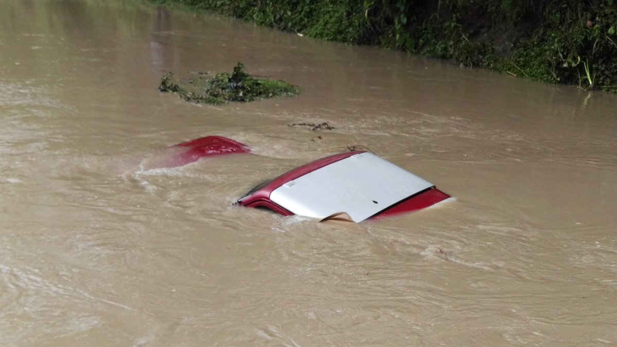 El vehículo fue arrastrado cuando atravesaba el puente.(Foto Prensa Libre: Hugo Oliva)