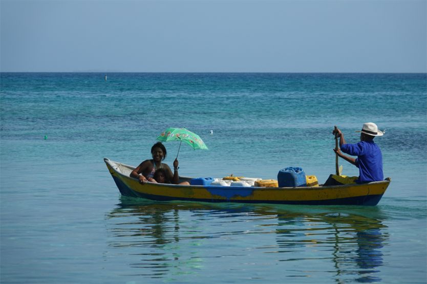 Por su escasez, el agua potable es como oro en la isla. Es común ver que la transportan de un lado al otro. NATALIA GUERRERO