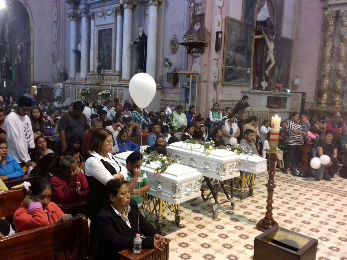 Los cuerpos de los tres menores fueron velados el lunes reciente en San Miguel de Allende. (Foto Prensa Libre: EFE).