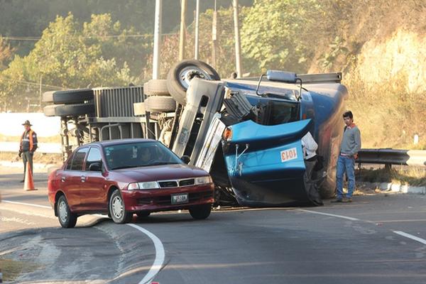 El incidente se registró en el kilómetro 32.5 de la ruta Interamericana. (Foto Prensa Libre: Walter Sactic)<br _mce_bogus="1"/>