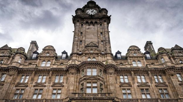 El reloj en la parte superior del Hotel Balmoral en Edimburgo, Escocia, está casi siempre adelantado tres minutos (Crédito: Francesco Dazzi / Alamy)