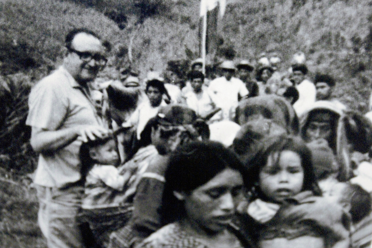 Monseñor Gerardi cuando era Obispo de la Diócesis de Quiché, en una visita pastoral. Foto: Hemeroteca PL