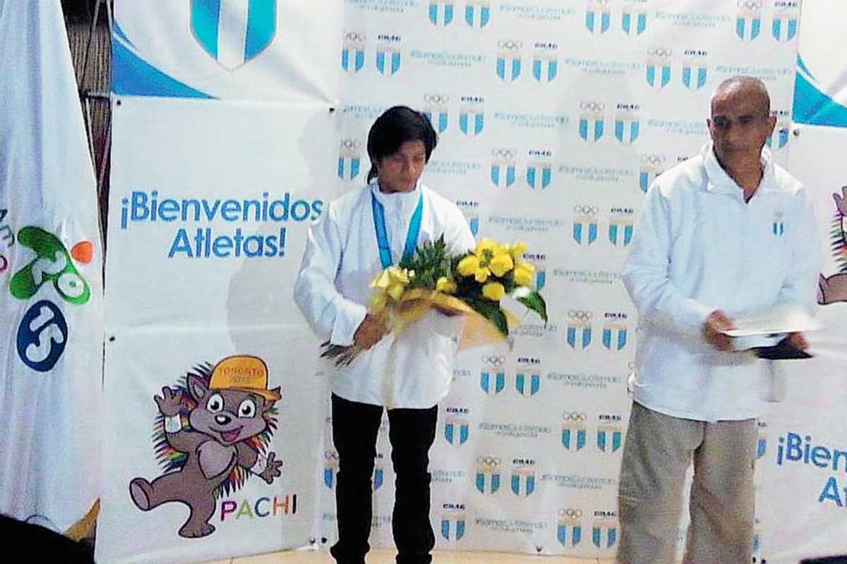 El gimnasta Jorge Vega en el salón de protocolo tras su llegada al país. (Foto Prensa Libre: Norvin Mendoza)