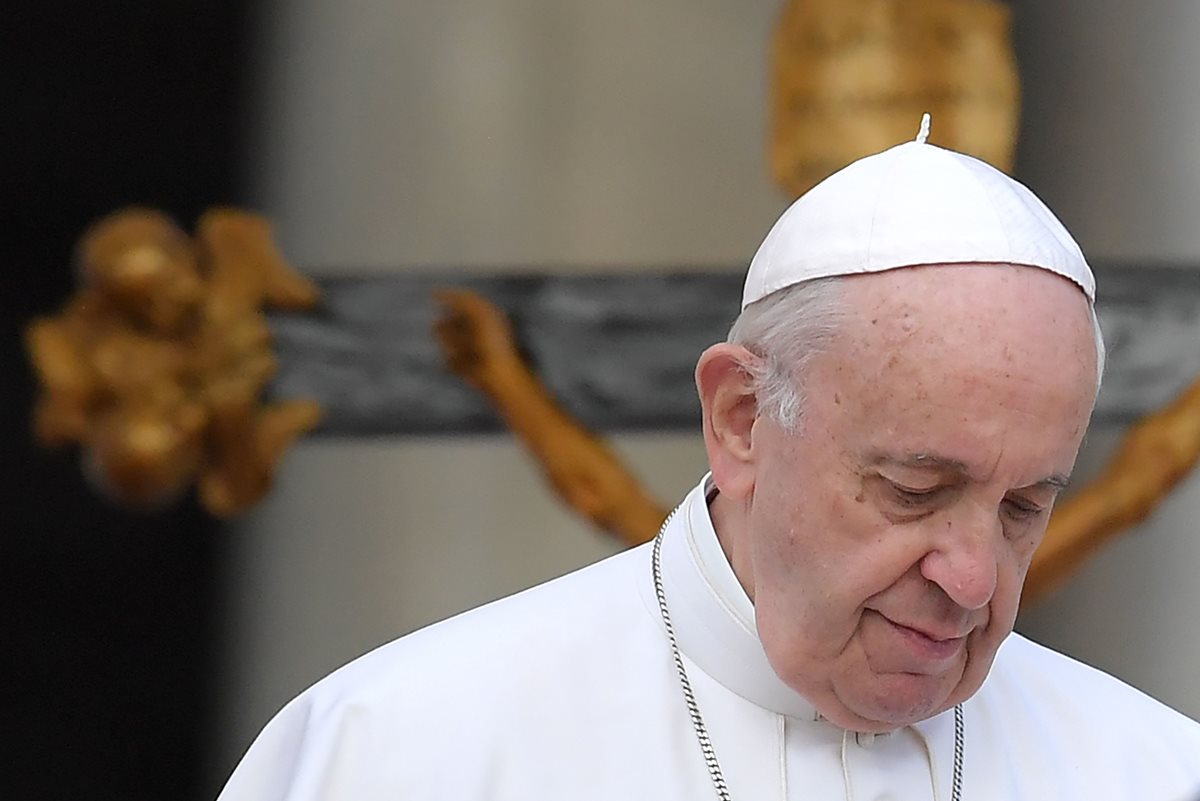 Papa Francisco durante una audiencia general en la Plaza de San Pedro. (Foto Prensa Libre: AFP)