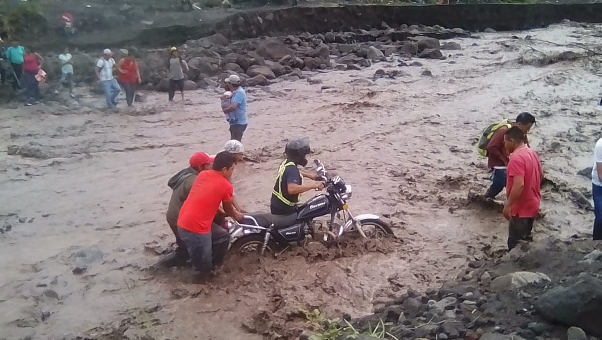 Las comunidades incomunicadas son Panimaché 1 y 2, Yucales, Morelia, Santa Sofía, Sangre de Cristo y El Porvenir, todas son de San Pedro Yepocapa, Chimaltenango.