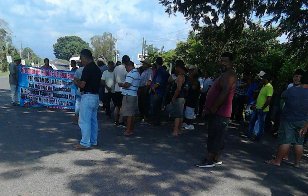 Conductores de transporte pesado protestan en la frontera de Tecún Umán, San Marcos. (Foto Prensa Libre: Alexánder Coyoy).