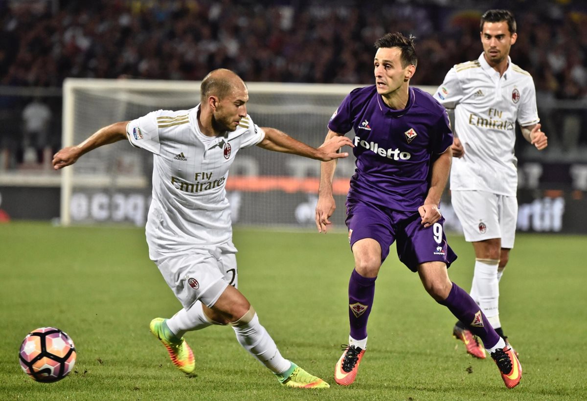 Nikola Kalinic (derecha) de Fiorentina disputa el balón con Gabriel Paletta, del Milan. (Foto Prensa Libre: AP).