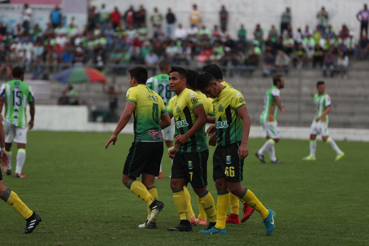 Luis Martínez celebra con sus compañeros después de marcar el empate para Guastatoya. (Foto Prensa Libre: Edwin Fajardo)