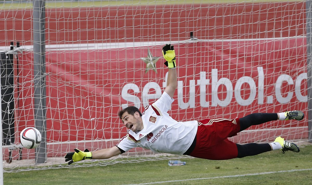 Iker Casillas durante el entrenamiento de la Selección de Futbol de España. (Foto Prensa Libre: EFE)