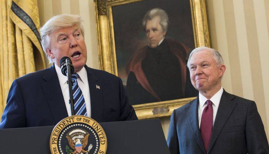 El presidente de EE. UU., Donal Trump, junto al fiscal general, Jeff Sessions. (Foto Prensa Libre: EFE)