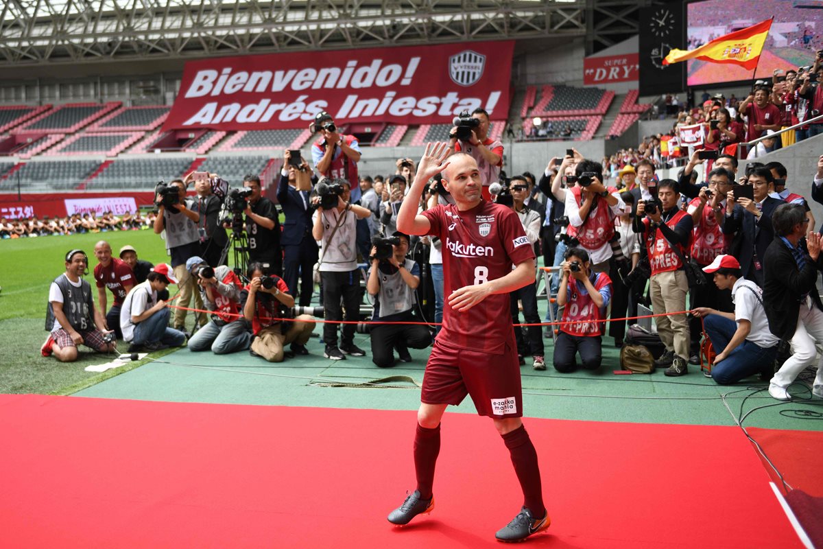 Andrés Iniesta saluda a los seguidores del Vassel Kobe en sus presentación oficial. (Foto Prensa Libre: AFP)