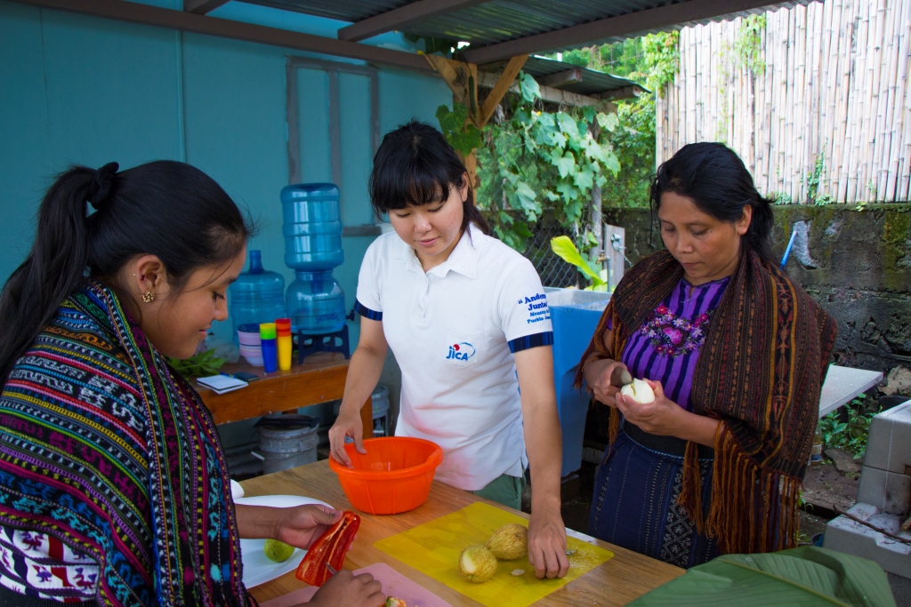 Voluntarios japoneses apoyan programas que incluyen a la comunidad para generar desarrollo. (Foto Prensa Libre: Cortesía Jica).