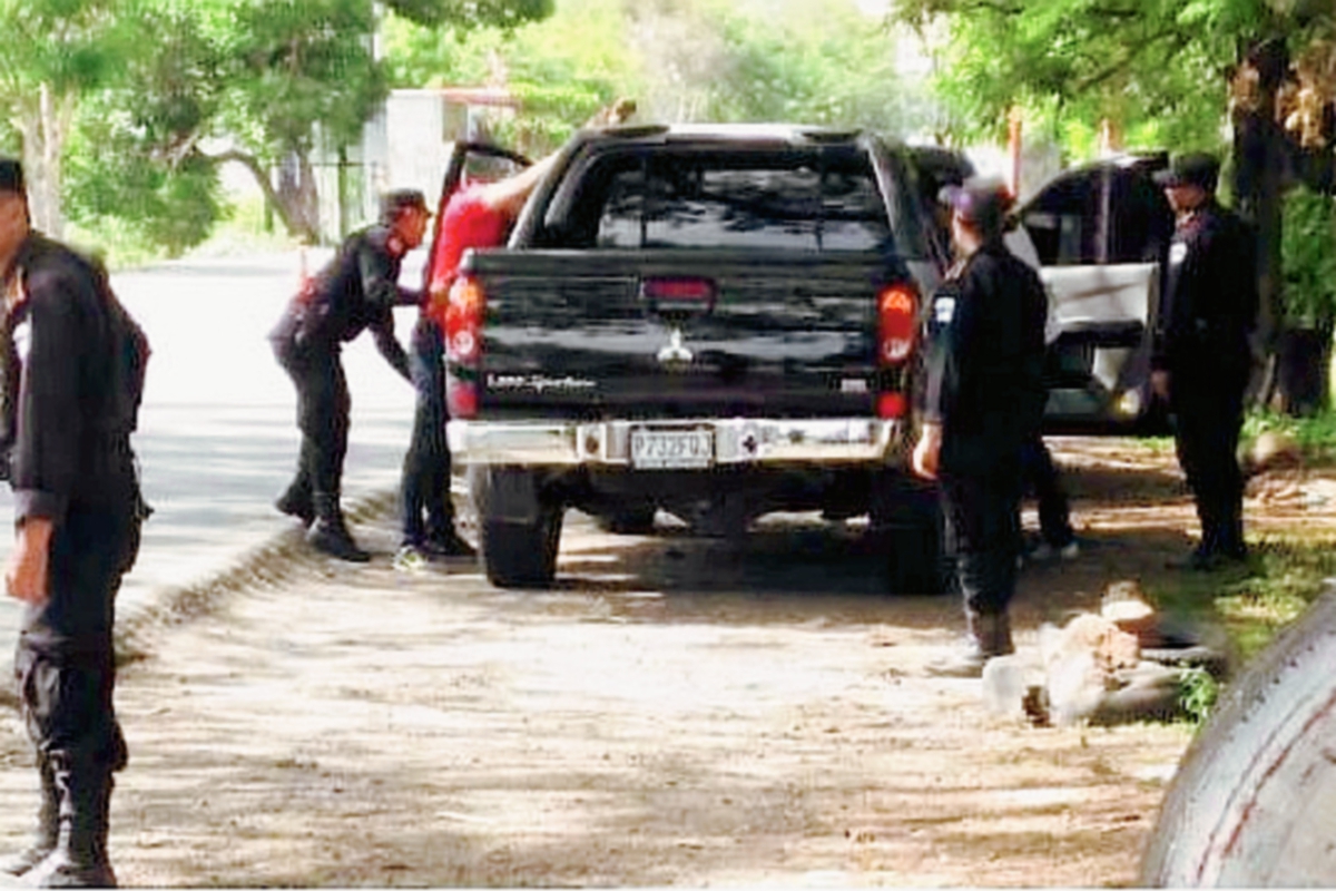 Algunos policías son capturados por exigir dineros a civiles (Foto Prensa Libre: Hemeroteca PL).