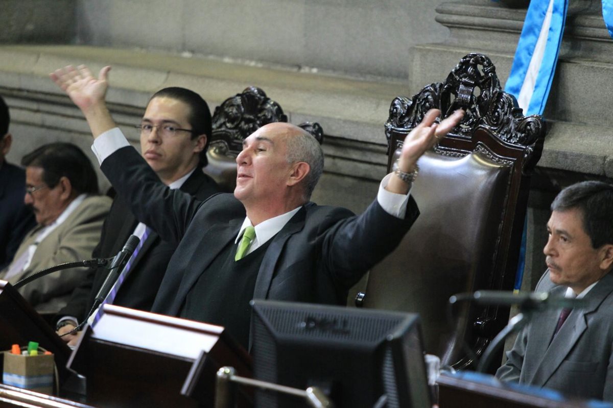 Mario Taracena escucha al diputado Fernando Linares, durante el razonamiento de su voto. (Foto Prensa Libre: Esbin García)