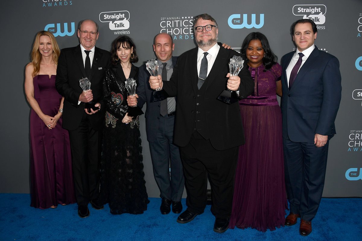 La guionista Vanessa Taylor, los actores Richard Jenkins, Sally Hawkins, Octavia Spencer y Michael Stuhlbarg, junto a miembros de la producción de "The Shape of Water", ganadora de varios premios en los Critics Choice Awards, incluido Mejor Película (Foto Prensa Libre: AFP).