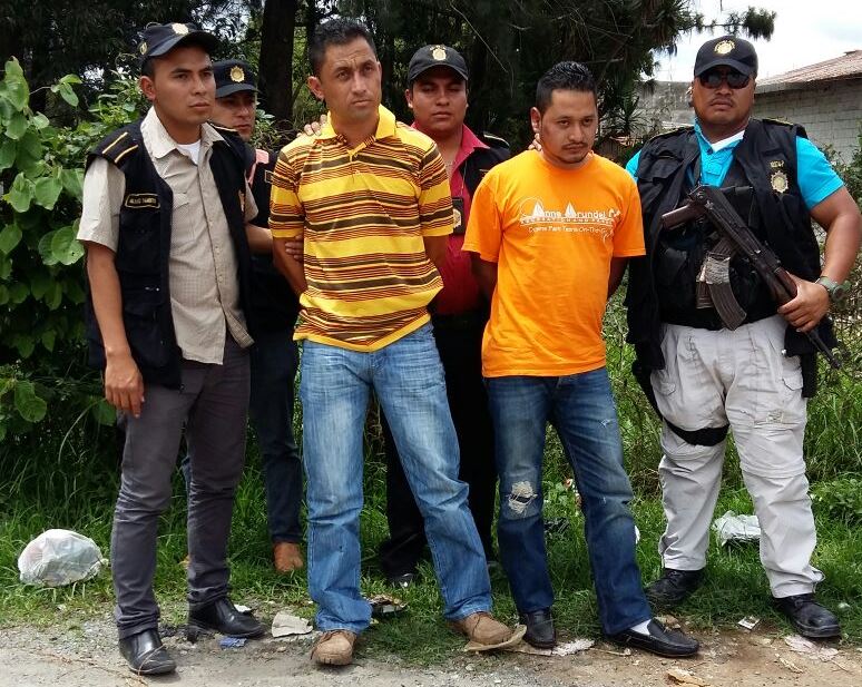 Los dos capturados por las fuerzas de seguridad son, un agente y un exagente de la PNC, quienes llevaban en un vehículo a una persona secuestrada. (Foto Prensa Libre: PNC)