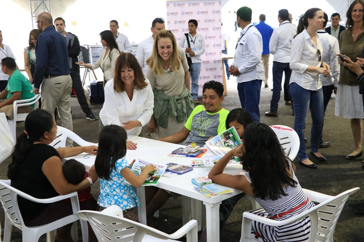 Karen Pence, esposa del vicepresidente de Estados Unidos, Mike Pence, se reunió con sobrevivientes de la tragedia del Volcán de Fuego, en Escuintla. (Foto Prensa Libre: Carlos Paredes)